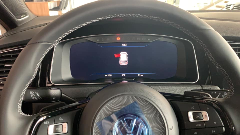DriveMx1's tweet photo. ¡Tenemos información exclusiva! El #GolfR ya está de nuevo en México!
Llega como año modelo 2019 y si bien los cambios son pocos respecto a los que llegaron el año pasado, destacan: El #VWDigitalCockpit y la cámara de reversa. Entrega 290 hp del 2.0 lt TSI
#DriveMX #GolfRMexico https://t.co/0n8yrQsTj8