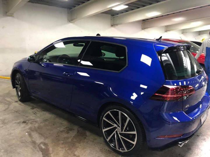 DriveMx1's tweet photo. ¡Tenemos información exclusiva! El #GolfR ya está de nuevo en México!
Llega como año modelo 2019 y si bien los cambios son pocos respecto a los que llegaron el año pasado, destacan: El #VWDigitalCockpit y la cámara de reversa. Entrega 290 hp del 2.0 lt TSI
#DriveMX #GolfRMexico https://t.co/0n8yrQsTj8