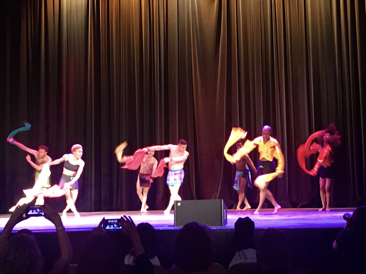 StarfishMarta's tweet photo. We are feeling the messages that @lula_washington is putting out there...togetherness, unity, love, happiness. Who doesn’t need more of all of the above?! #FastPitch2019 #SupportingOurSector https://t.co/XpxdiYRYtk