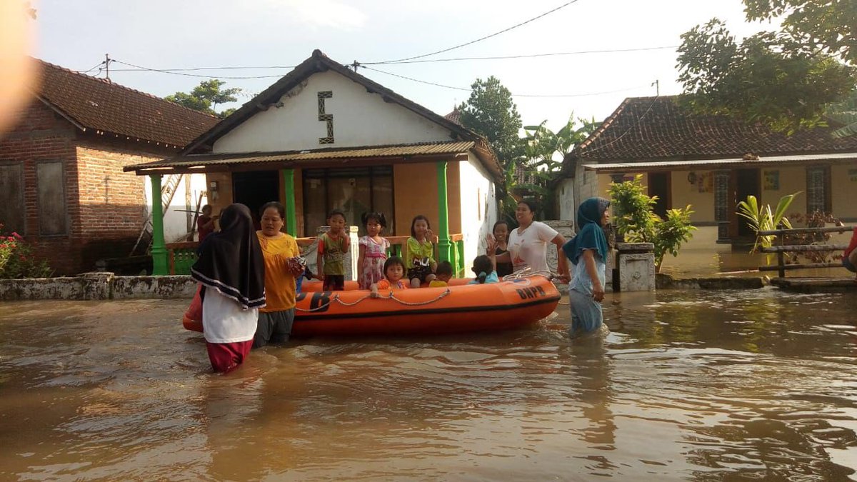 LMIZakat's tweet photo. •Tim LMI Rescue Buka Pos Peduli Korban Banjir Pasuruan•
.
Berita selengkapnya: https://t.co/XaUJFZega9
.
.
#LaznasLMI #LMIcaretoshare #caretoshare #LMIrescue #RNPB #RNPBLMI #peduli #berbagi #zakat #infaq #islam #muslim #indonesia #hijrah #volunteer #relawan #pemuda #banjir https://t.co/K77x2fvu4Y