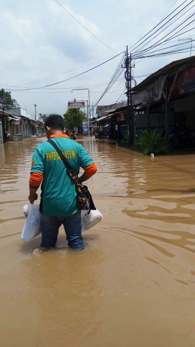 LMIZakat's tweet photo. •Tim LMI Rescue Buka Pos Peduli Korban Banjir Pasuruan•
.
Berita selengkapnya: https://t.co/XaUJFZega9
.
.
#LaznasLMI #LMIcaretoshare #caretoshare #LMIrescue #RNPB #RNPBLMI #peduli #berbagi #zakat #infaq #islam #muslim #indonesia #hijrah #volunteer #relawan #pemuda #banjir https://t.co/K77x2fvu4Y