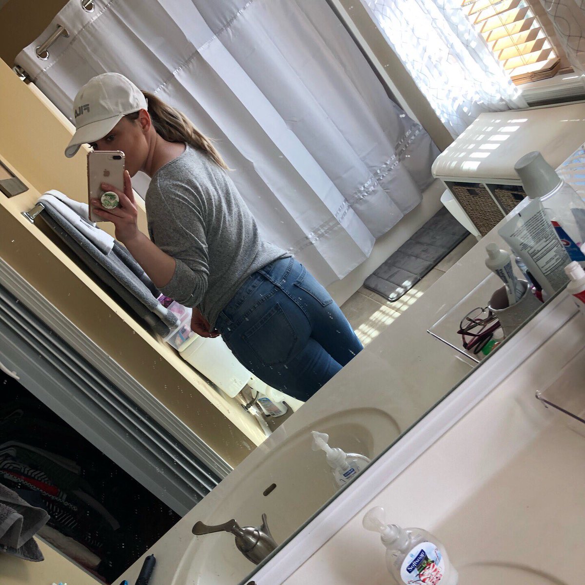bacchuslover94's tweet photo. Felt amazing today. Don’t mind the dirty mirror 😜 #fitnessmotivation #fitness #healthygoals #practicebalance https://t.co/qQdiZJxv4L
