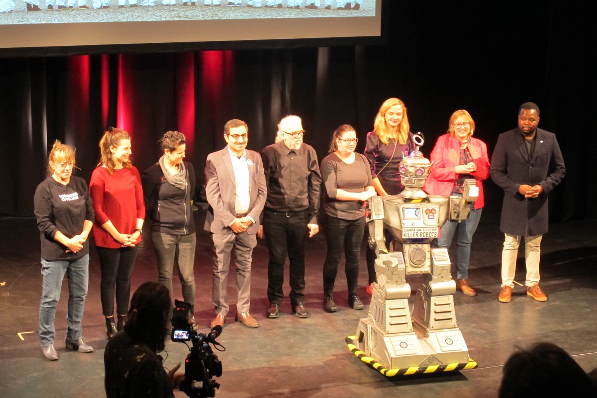 aarjapan's tweet image. キラーロボット反対キャンペーンのベルリンでのイベントの様子です。トークと映像を交互に組みまわせたイベントでした（櫻）。
#KillerRobotsGer @BanKillerRobots