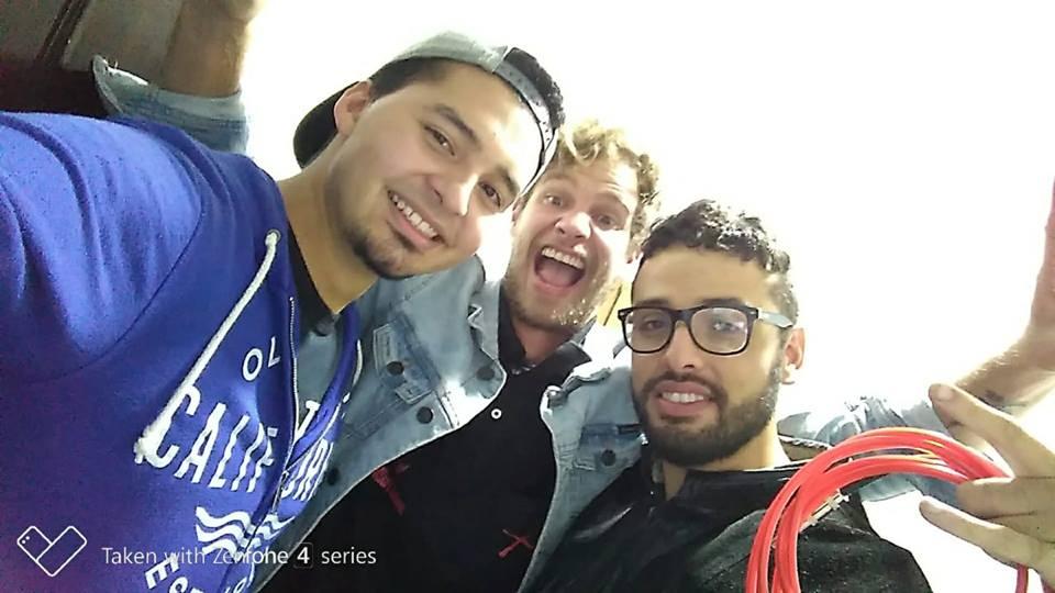 wicional's tweet photo. @hagalau @Altavozfest Aquí participando por boletas para la oscurísima trinidaaad!! (foto con gary de código rojo despues de un concierto) Rta/ Comandante Cobra ha estado en en @Altavozfest en los años 2012 y 2015. https://t.co/215G1FXltA