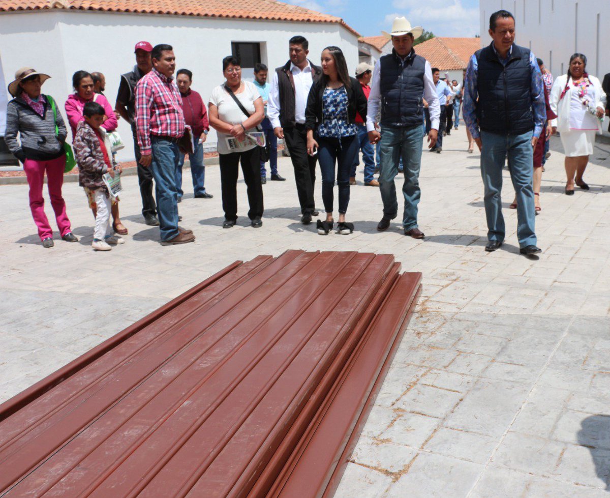 DarioZacariasC's tweet photo. Para atenuar afectaciones de la granizada en #Aculco y por instrucciones del gobernador @alfredodelmazo brindamos apoyo con materiales para la construcción a familias rurales afectadas de Azafrán, Toxhie y Los Gavilanes en este hermoso Pueblo Mágico. 
@JorgeAOsornio https://t.co/gkrCGuEogb
