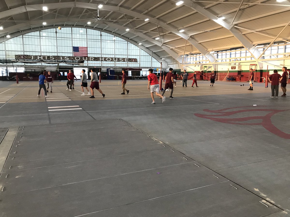 IrvingBerwynPE's tweet photo. Morton night school taking advantage of the open volleyball courts! #physed #wellness #fitness #fit #MortonPride #motivation #physical #health #motivational #volleyball https://t.co/IEgVqHjAm3