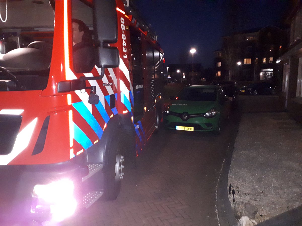 Vanavond een rondje met de Opheusdense brandweer. Knelpunten in het dorp onderzocht. Een brandweerauto moet vrij baan hebben. Niet dus! Of ten koste van minder validen omdat bewoners massaal op het trottoir parkeren. Genoeg te doen dus. Stel dat u een brand meldt? #nederbetuwe