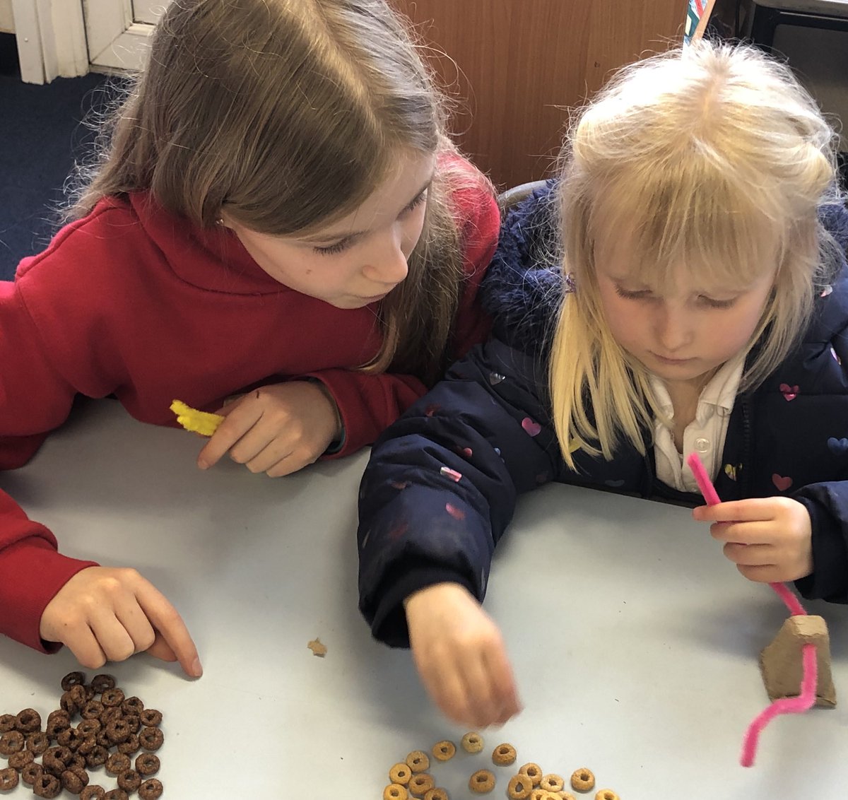 StDavidsCIW's tweet photo. Threading is made easier with the help of a great guide. #crossagelearning #birdtreats https://t.co/8pXKaiXBMk