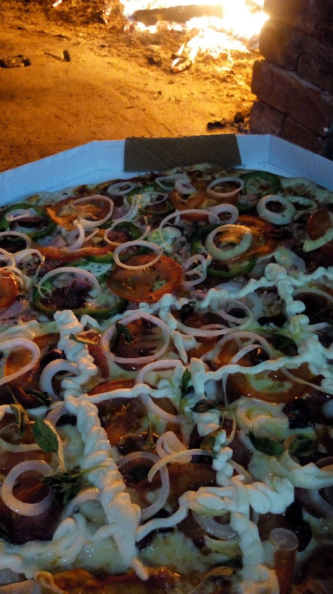 feeIipe_'s tweet photo. Melhor pizza de Sepetiba #Obosque 🤤🤤😍👌 https://t.co/lIN2odFwL4