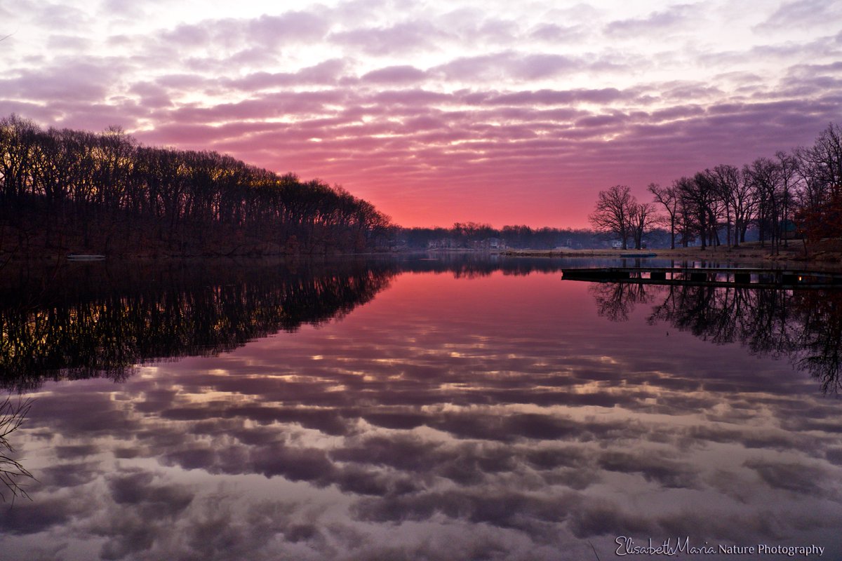 expressitwrite's tweet image. Monday Dawn and Sunrise on the lake #sunrise #fuji #fujixe1 #landscapephotography #clouds #sky #lake #reflection #sun