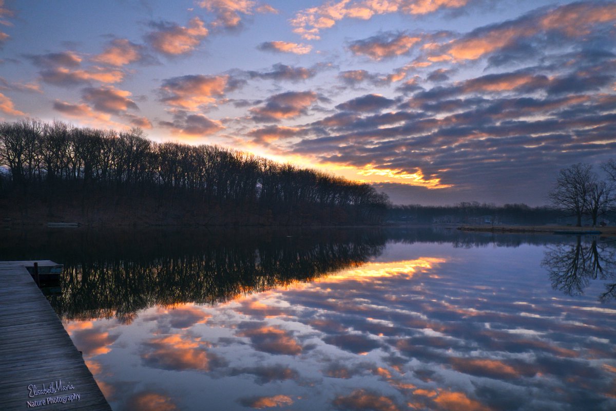 expressitwrite's tweet image. Monday Dawn and Sunrise on the lake #sunrise #fuji #fujixe1 #landscapephotography #clouds #sky #lake #reflection #sun