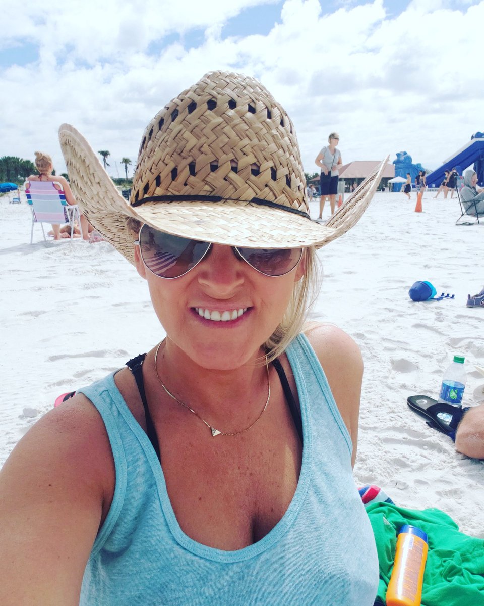 RealtrTiffany's tweet photo. I'm ready to move to Florida! https://t.co/jwbIofX91s
