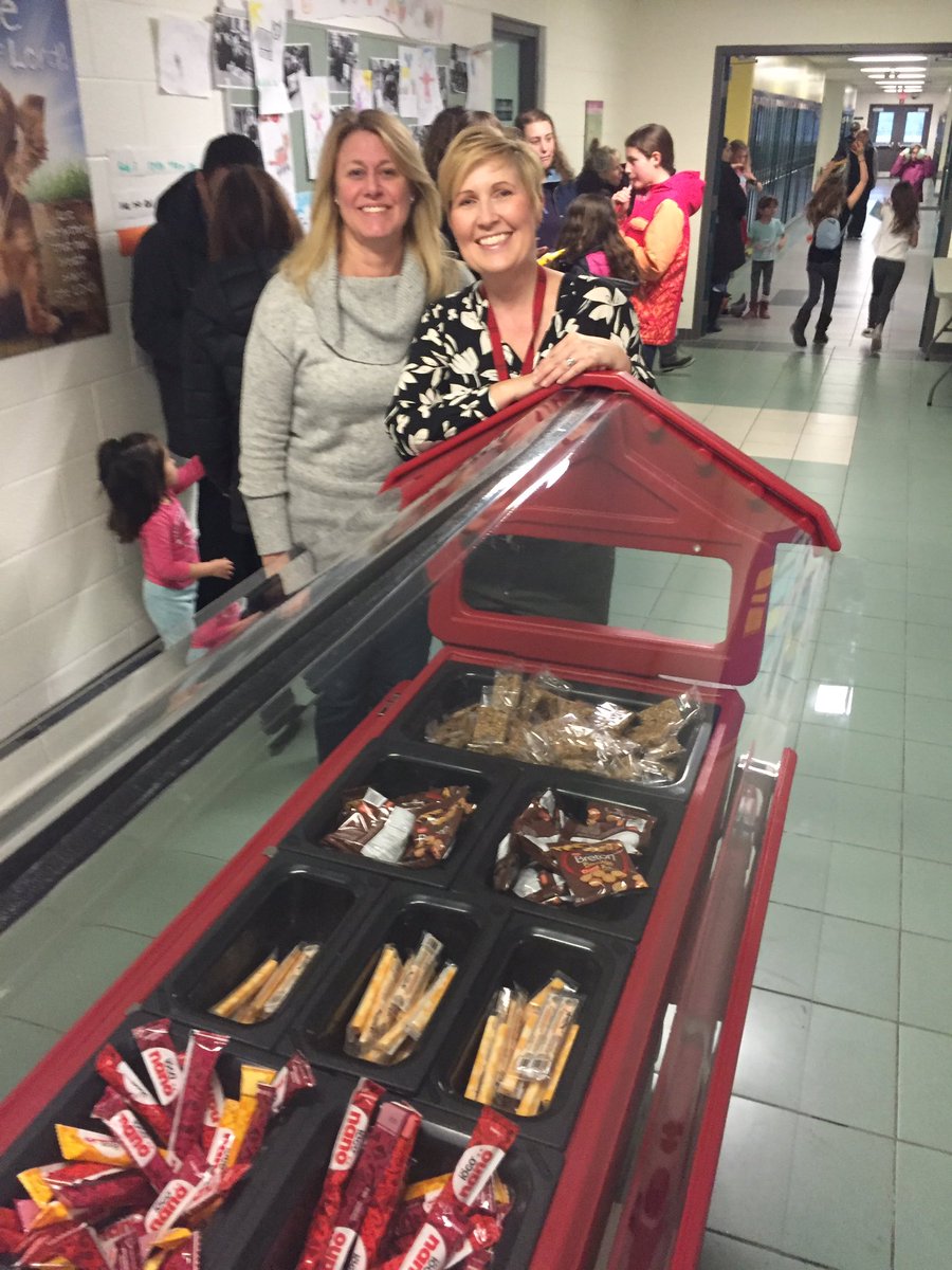 MsCraig_Bernard's tweet image. Thank you to @SHOJ_HCDSB for hosting a very engaging Math Night and providing delicious snacks through the salad bar Program.