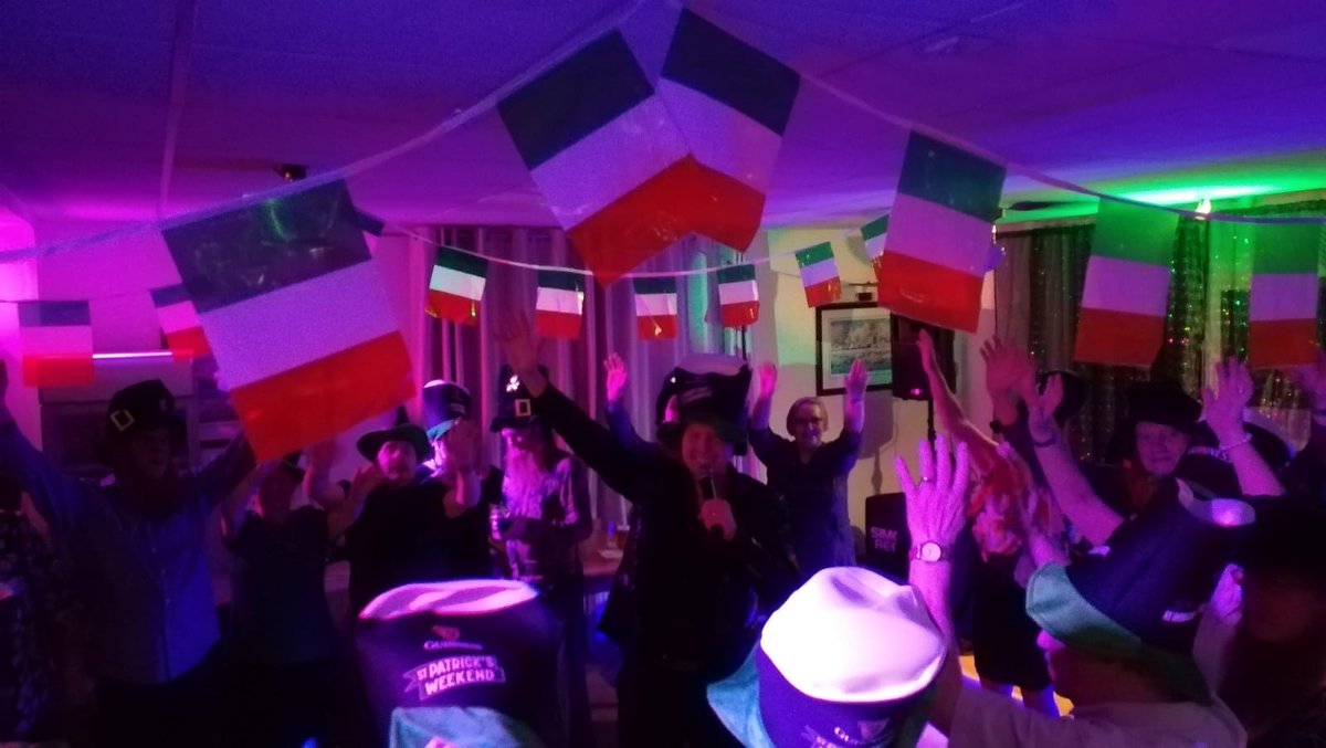 SimonRe54294683's tweet photo. Rocking the Irish! #simonreesrocks #LoveDevon #devonlive #Devon #torquay #livemusic #entertainmentintorquay https://t.co/qPX7uyo0NE