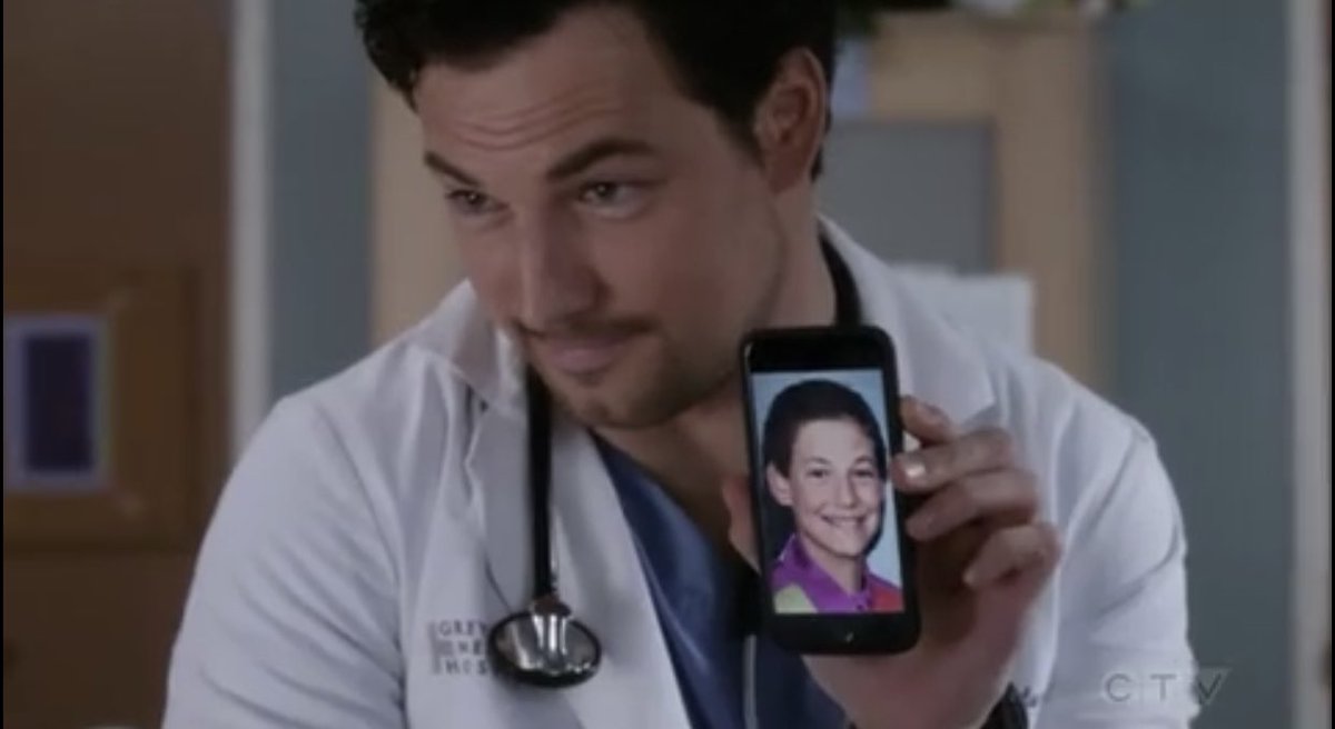 soulmatecamilla's tweet image. “but you kick ass at math, that makes you better than them” first.. why is she better at math than me😂 second.. CAN DELUCA GET ANY HOTTER and SWEETER!!?😍🤩❤️😌😉
btw.. 
the hair and the jacket.. poor deluca🤣
#greyslive
#greysanatomy
@eyecon3000
@itsmegaberg