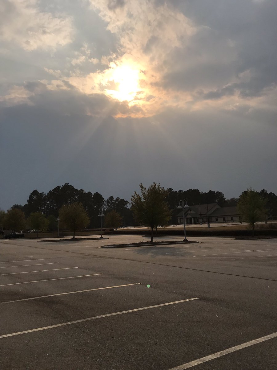 PSHACK803's tweet image. This was the beautiful scene I captured leaving work tonight.
#sunisplayingpeekaboo 
#beautifulpicture 
#seconddayofspring