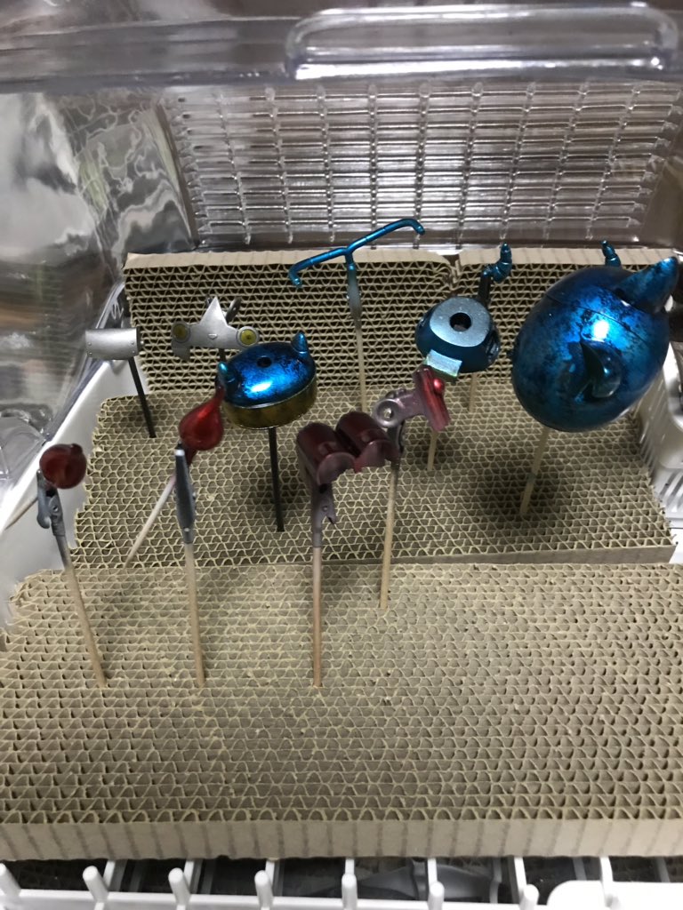 monbana's tweet photo. 発色がいい感じに行かなかったので、
やり直して、クリアの乾き待ち。
まっている間に貪食ドラゴンを整形しよっと
#プラモデル #模型 #模活 https://t.co/9ZoxTmEFYW