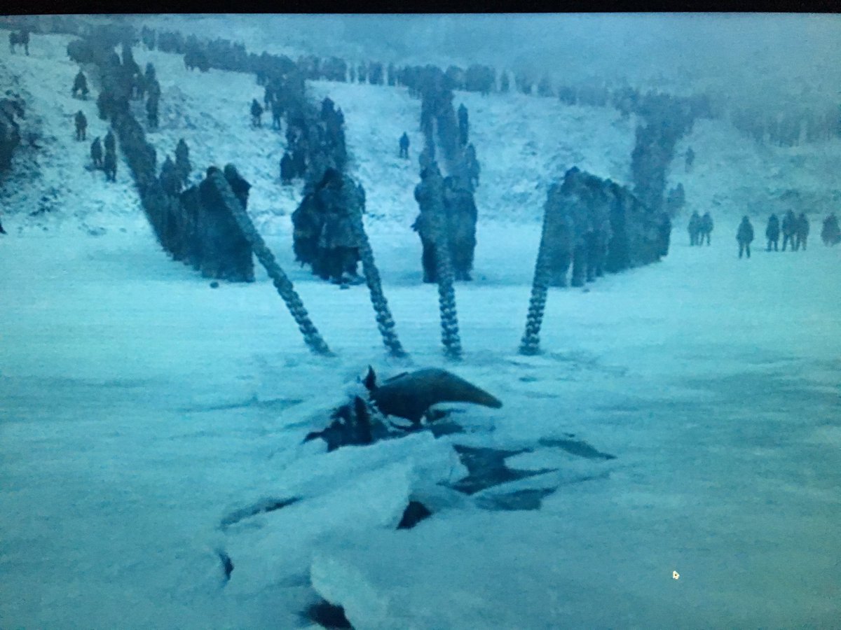 divifillius's tweet photo. And again, I have a question about this scene. Who dived to chain the dragon? 🤔 One day I'll ask the master himself if he doesn't explain this in the books. #GameofThrones https://t.co/2fGeqR46wr