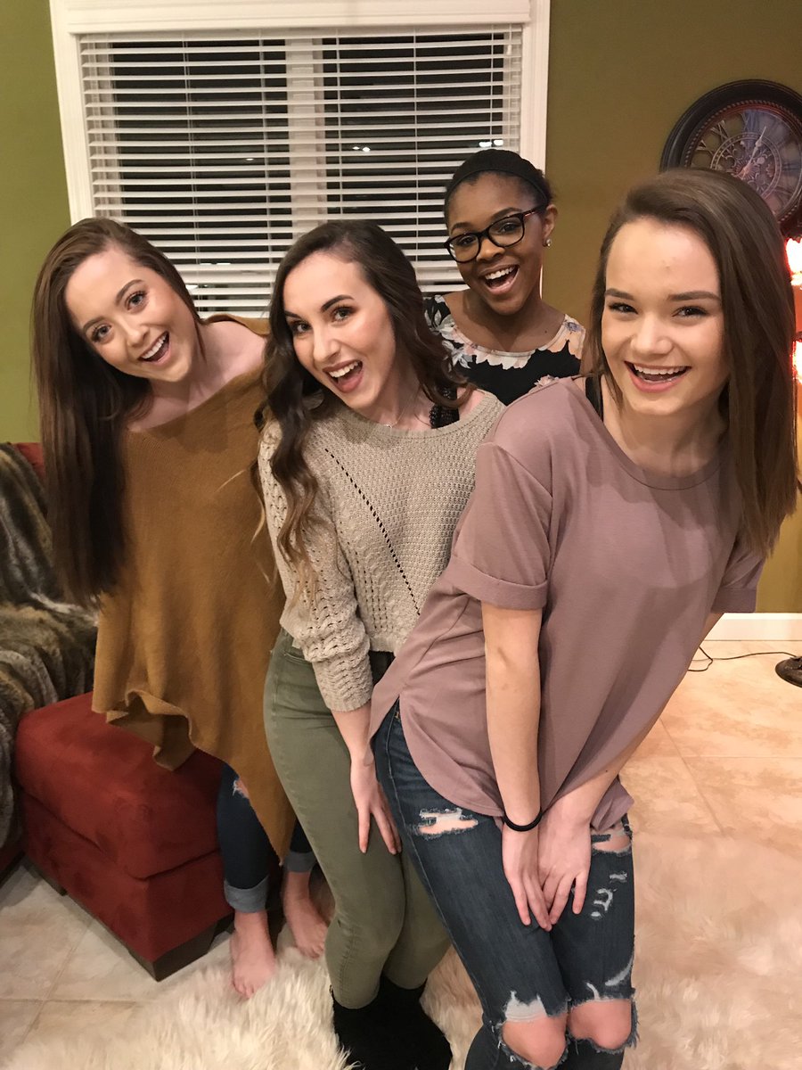 ThiesMorgan's tweet photo. #fznSeniorSlideshow19 https://t.co/k0AJeUwUbS