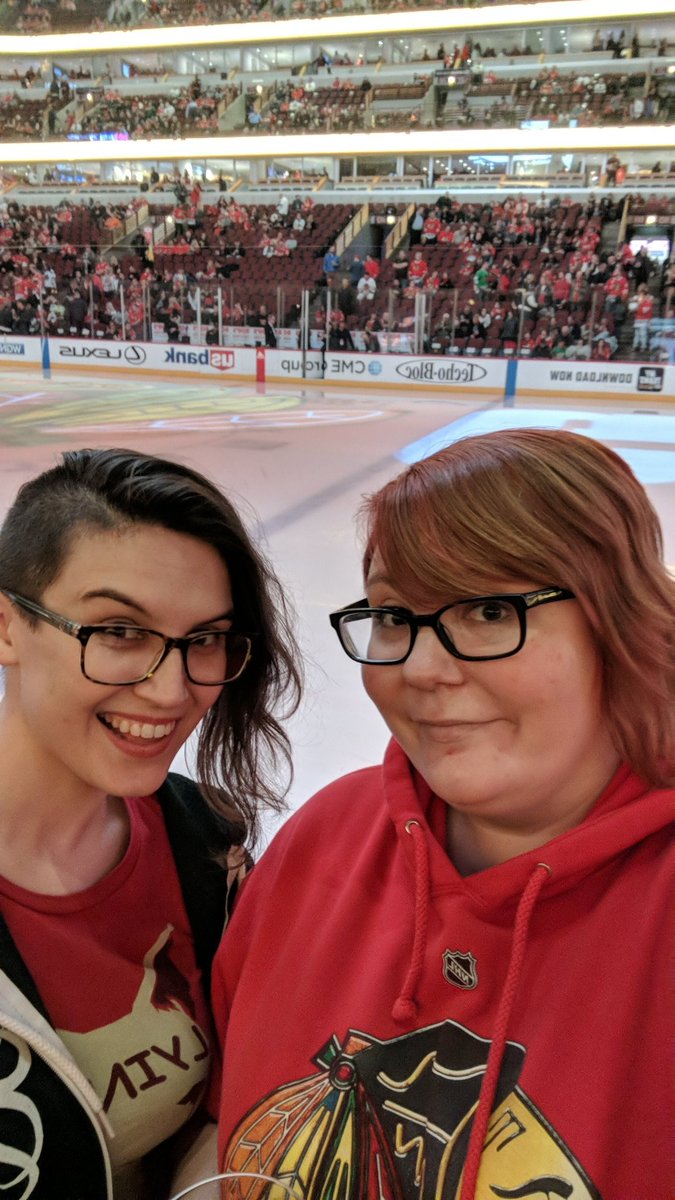 HiReiMika's tweet photo. @DarcyLRoss and I are at a @NHLBlackhawks game and we're so close that even I can see the puck! https://t.co/gYPHmgCCzI