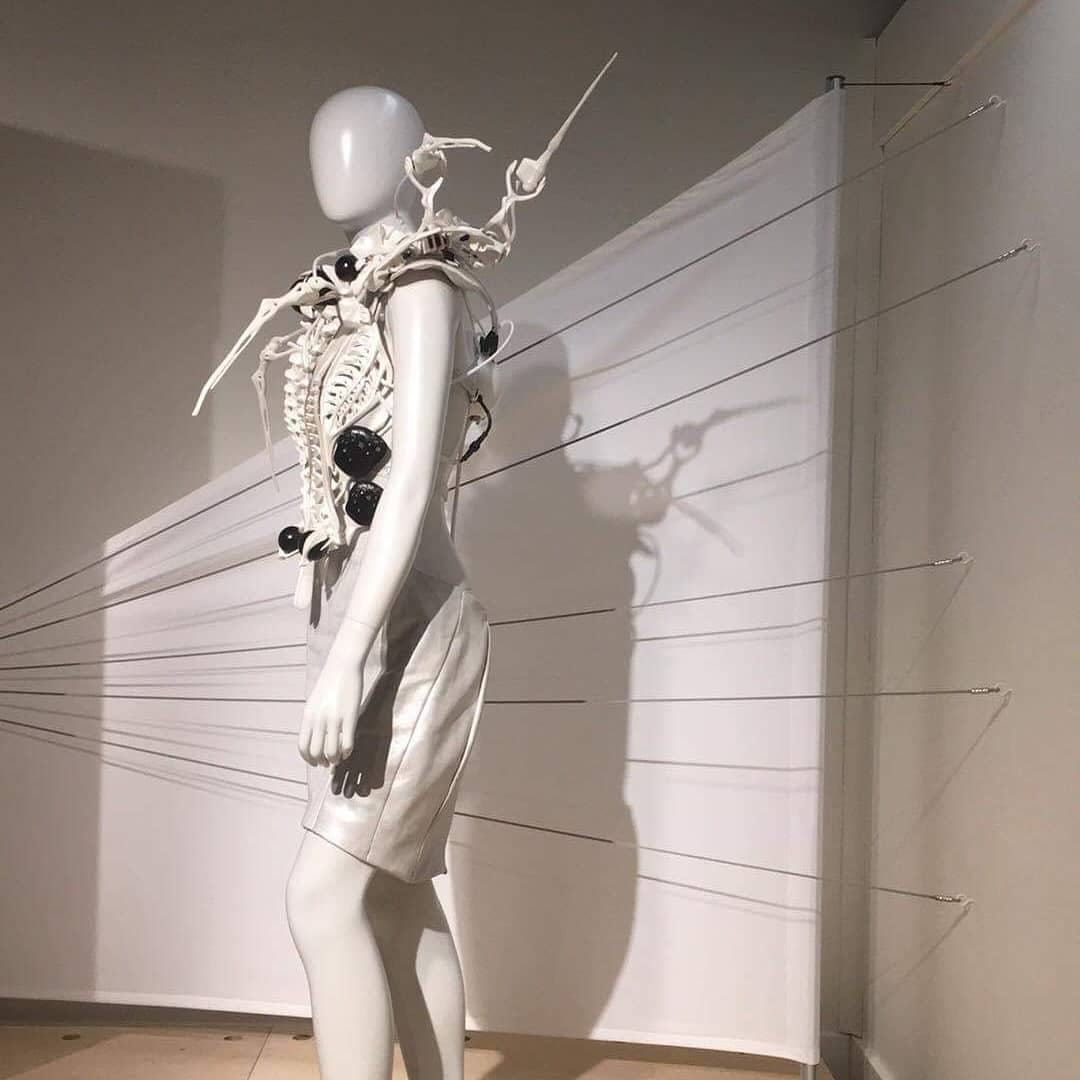 AnoukWipprecht's tweet photo. #SpiderDress + #AgentUnicorn at the 'Wired to Wear' exhibition in Chicago: for 1+ year! Amongst great minds and FashionTech cuties ♡ Go see the expo! #FashionTech #RoboticCouture #WiredToWear 📸 by Melissa Coleman https://t.co/sFy4bxLXAh