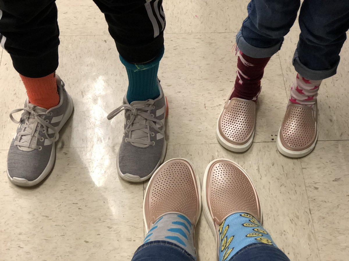 HMES rocking their socks!  <a href="/HeardMixon/">Heard-Mixon</a> @Ramsey_BrookeN  #NCSSBeTheBest