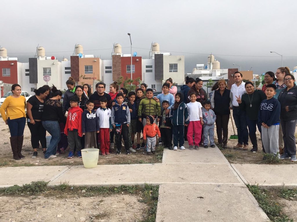 PVEM_Saltillo's tweet photo. Esta tarde llevamos acabo una #Reforestación en la Col. Colinas de Santiago con el apoyo de padres de familia que reconocen la importancia del cuidado y protección de nuestras #ÁreasVerdes, inculquemos a las nuevas generaciones esta importancia por un #Saltillo más #Verde https://t.co/jKKHR73zHd