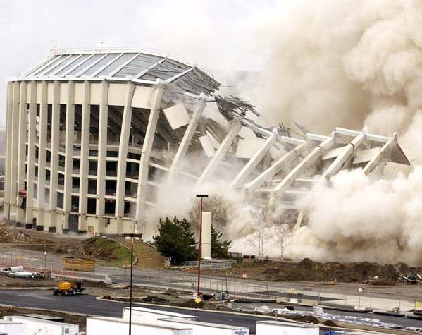 BobKellyFOX29's tweet photo. #TBT 15 Years ago today, implosion of Veterans Stadium. I covered it LIVE and had the best seat...in the Chopper!  I remember the dust from the Vet blowing over Citizens Bank Park like a Christening!! https://t.co/8XgGRhZEfJ