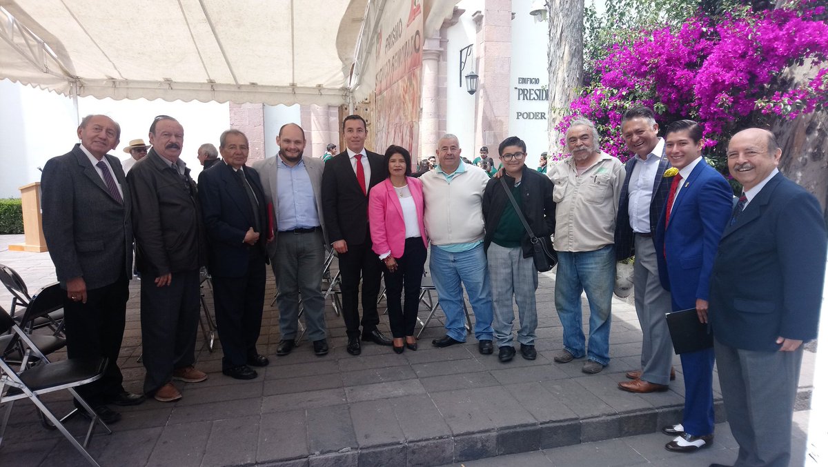 luzelenaarella4's tweet photo. Con mis compañeros del #PriismoHistoricoRenovadoAC  #NatalicioBenitoJuárez @PRI_SLP @aureliogancedo @TorrescanoSLP @GestionSLPPRI @EliasPesinaR https://t.co/b651YkFV4x