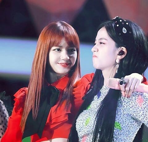 NONGPLOY9489's tweet photo. ใครนะชอบแอบมองด้วยสายตาแห่งความสุขใครเอ่ยชอบเผลอมองด้วยความน่ารักใครนะที่แอบปลื้มใครอีกคนที่แอบหวงชั่งเป็นความรักที่น่ารักและอบอุ่นหัวใจ ☺️ #Lisoon💜💛🌈 https://t.co/5JiDzthciE