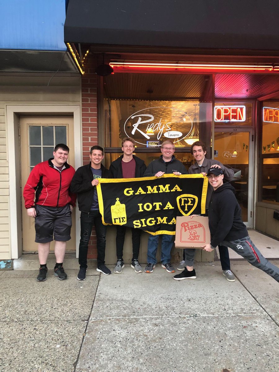 GISAlphaAlpha's tweet photo. Members of gamma had a great time eating pizza and playing trivia! Make sure you sign up for the next membership involvement activity! 🙂 https://t.co/N62xYvYIKV