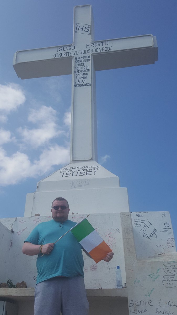 liamcurran12's tweet photo. #CrossMountain #MtKrizevac #5300feet #medjugorje #flyingtheflag 😎🇮🇪 https://t.co/zNGQDRb1Fc