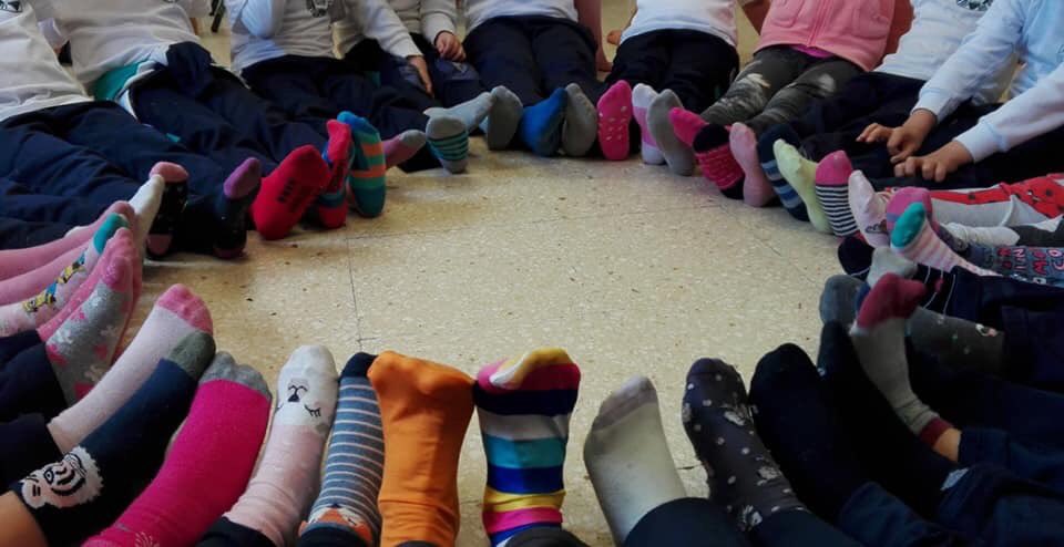 Nos hemos desparejado los calcetines para recordar y reivindicar la diversidad y la igualdad de oportunidades. Gracias a la asociación Down Las Palmas por los talleres con nuestro alumnado esta semana y a Daniel por compartir hoy el día con nosotros.