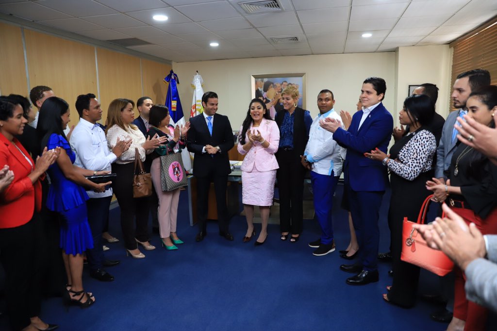 JuventudPRD_'s tweet photo. El día de hoy el Secretario Nacional @JuanSantosRD y el Subsecretario @RamonPimentelRD de hicieron acompañar de una conmoción de la Juventud de nuestro partido en una visita  a la ministra de la @JuventudRD @Robiamny https://t.co/F5rp4T02Gd