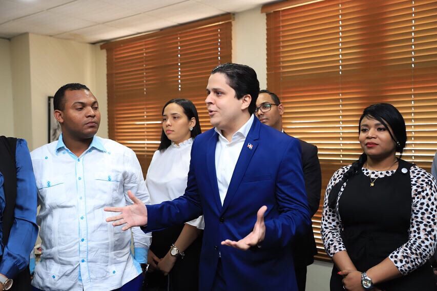 JuventudPRD_'s tweet photo. El día de hoy el Secretario Nacional @JuanSantosRD y el Subsecretario @RamonPimentelRD de hicieron acompañar de una conmoción de la Juventud de nuestro partido en una visita  a la ministra de la @JuventudRD @Robiamny https://t.co/F5rp4T02Gd