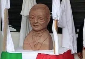 hdemauleon's tweet photo. No es una obra de la señora que intervino el Ecce Homo de Borja: es don Benito cuando se enteró de que quieren darle canales de televisión a las religiones.
👇 https://t.co/W5TsNNV3Yq