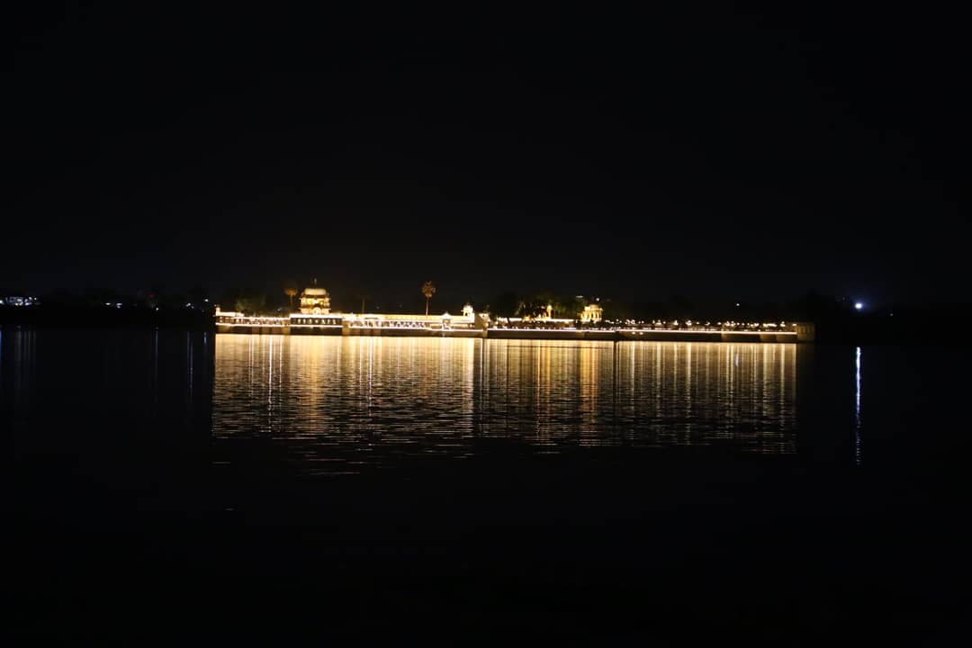 vrinss's tweet photo. Thank you @TheLeelaHotels #udaipur for a fabulous dinner with a view! #rajasthan #udaipur #weddingvenuehunt #india #roots #travel #explore https://t.co/l9kXT9RcjX