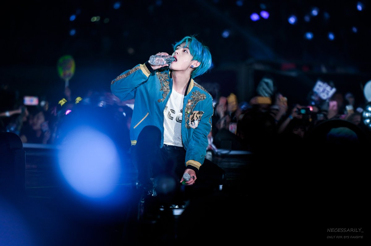 aspire_for_BTS's tweet photo. 우리 장르...
물만 마셔도 화보잖아요...

190321 LYS in HK #김태형 #뷔 #V 
#방탄소년단 #BTS @BTS_twt https://t.co/eavecpupnl