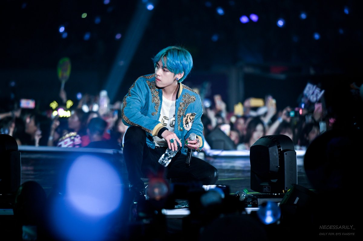 aspire_for_BTS's tweet photo. 우리 장르...
물만 마셔도 화보잖아요...

190321 LYS in HK #김태형 #뷔 #V 
#방탄소년단 #BTS @BTS_twt https://t.co/eavecpupnl