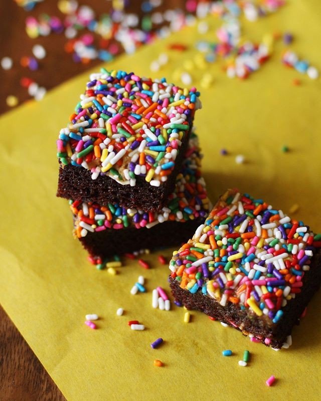 tinroofmaui's tweet photo. CHOCOLATE BIBINGKA, available daily. Chocolate butter mochi bites, topped off with magic peanut butter, rainbow birthday sprinkles.��GLUTEN FREE�VEGETARIAN��#tinroofmaui # #stayhungry #maui #mauinokaoi #mauieats #chefsheldon #roadtohana #mofastpass https://t.co/qgbtQdDaeA https://t.co/6IKRzzdYAI