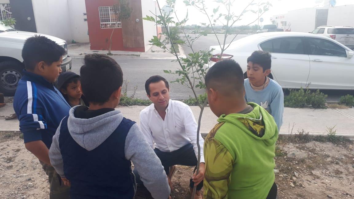 JOSEREFUGIOSR's tweet photo. Esta tarde acompañe a miembros @PVEM_Saltillo a la Col. Colinas de Santiago donde realizamos una #Reforestación con apoyo de #PadresDeFamilia y #Niños q da gusto ver como se involucran y reconocen la importancia del cuidado y mantenimiento de las #ÁreasVerdes #Saltillo https://t.co/mE1T9dyOS3
