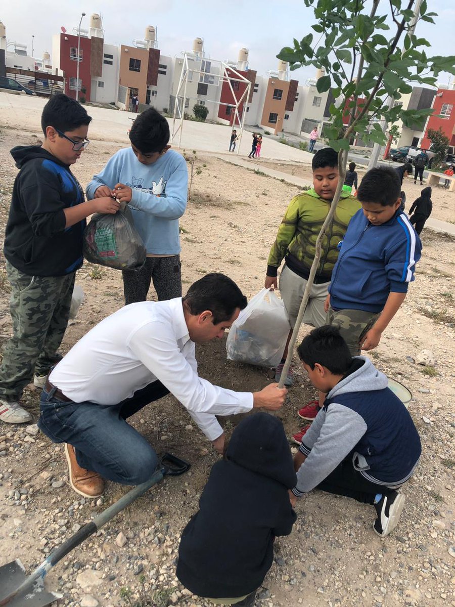 JOSEREFUGIOSR's tweet photo. Esta tarde acompañe a miembros @PVEM_Saltillo a la Col. Colinas de Santiago donde realizamos una #Reforestación con apoyo de #PadresDeFamilia y #Niños q da gusto ver como se involucran y reconocen la importancia del cuidado y mantenimiento de las #ÁreasVerdes #Saltillo https://t.co/mE1T9dyOS3