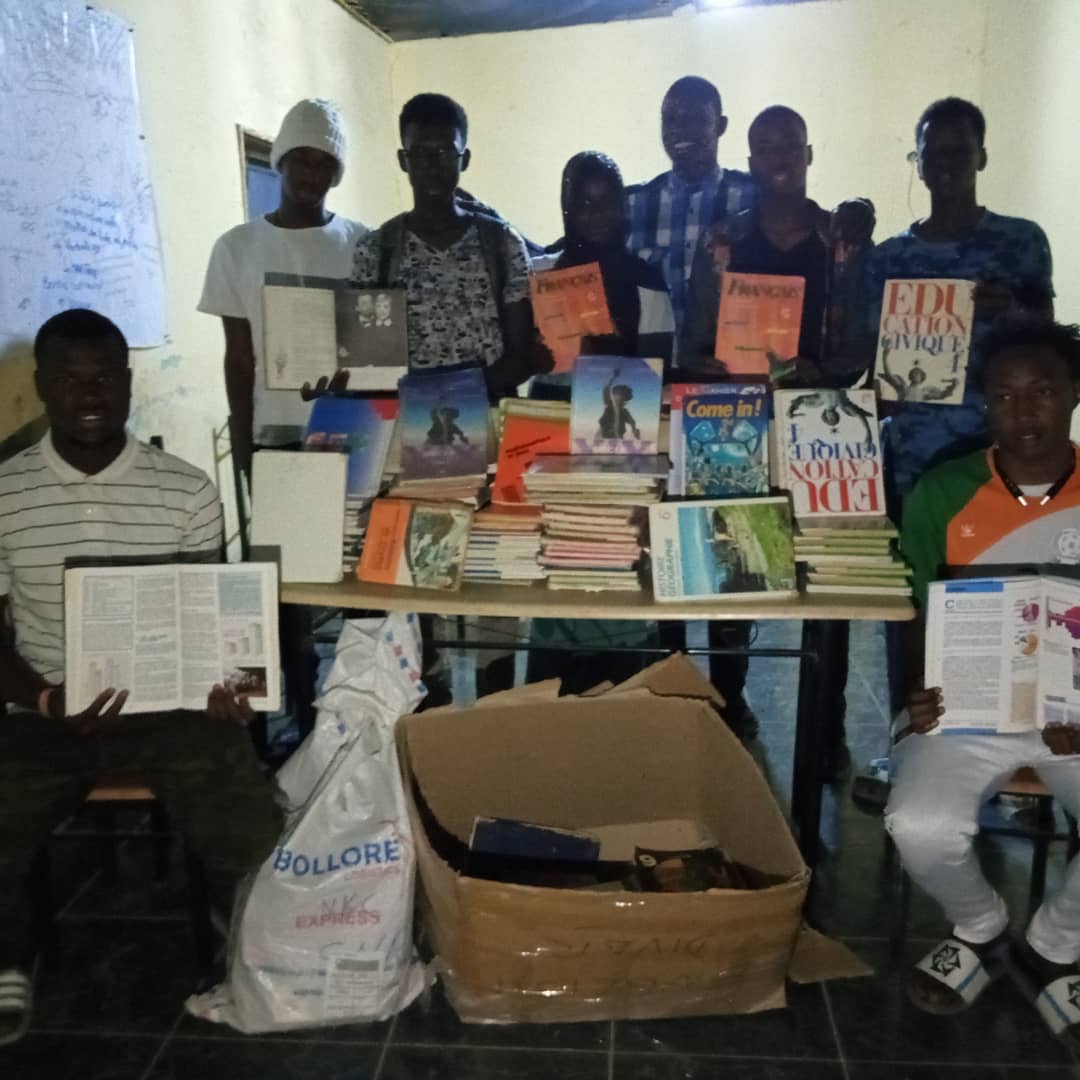 apefas's tweet photo. Nous tenons sincèrement a remercier le club Jaime lire de nous avoir fait un important dons de livres les amoureux de lecture seront bientôt servis au niveau de notre siège une date vous sera communiquer prochainement pour le lancement officiel d'une bibliothèque  
#merciJaimelir https://t.co/GmMOzdPzLg