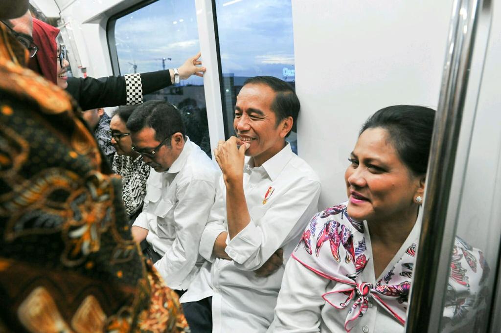 jokowi's tweet photo. Kemarin, saya kembali menjajal naik MRT sebagai penumpang biasa. Jam lima sore saya ke halte Monas, naik bis Transjakarta dan turun di depan Hotel Pullman, jalan kaki ke Stasiun Bundaran HI, lalu naik MRT ke Lebak Bulus.

Bis dan MRT sudah terintegrasi. Sudah siap beroperasi. https://t.co/qiOwjZZyLf