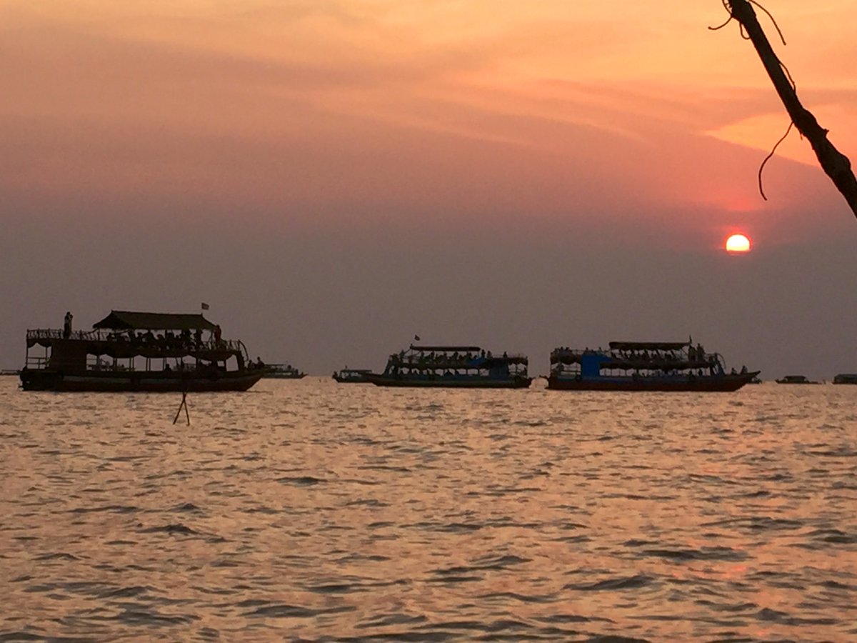 MomTrafalgar's tweet photo. The floating village in Siem Reap, sunset 🌅 #SimplyTrafalgar https://t.co/CyzJLGQse5