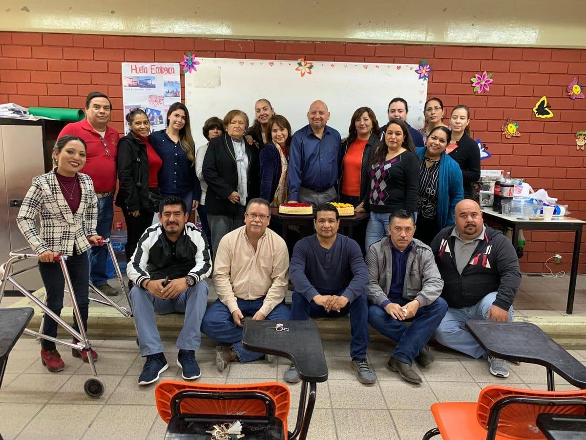 Festejando el cumpleaños de nuestro director el Ing. Luis Eduardo Guajardo
#TODOSOMOSCECYTEC
<a href="/franciscotobias/">Francisco Tobias</a> <a href="/luiseduardo200/">LUIS GUAJARDO</a>