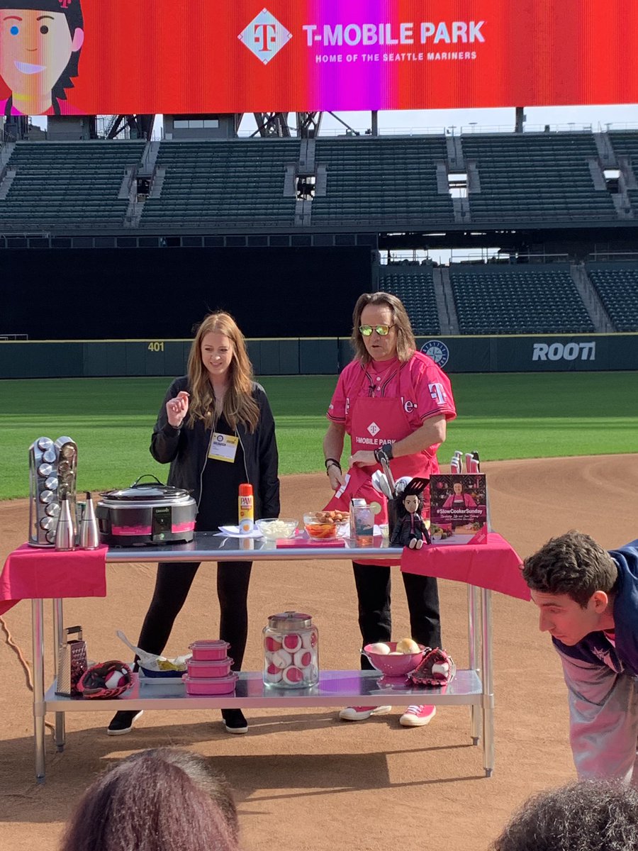 peekjam's tweet photo. Behind the scenes of #SlowcookerSundays @TMobilePark @TMobile @JohnLegere best company ever!!! https://t.co/CGyDDx7EbQ