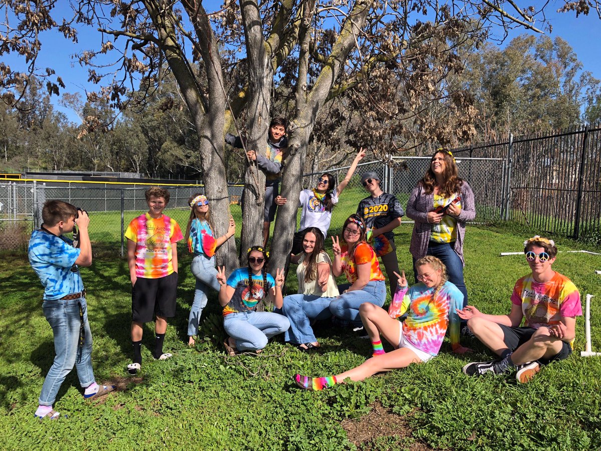 dewalt_ladders's tweet photo. 12/12 absent: Amanda Hofmann, Jonny Nguyen, Paige Dawson and Kyle Roach. hippie day filled with only love and positivity for the world and all of the other spirit teams❤️✌️💐 #ghsspiritgames #makelovenotbeef https://t.co/egXaUIfx5g