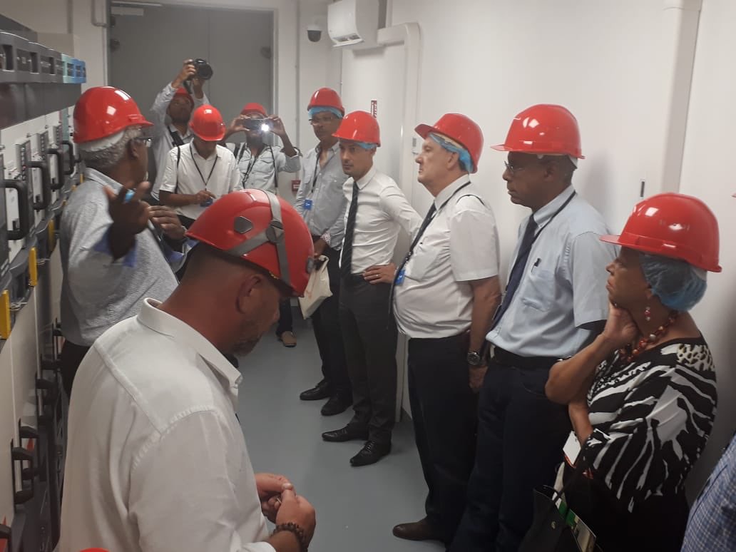 M. Luc Clémenté, maire de Schoelcher, M. Ralph Monplaisir, président du SMEM, Mme Josiane Capron, présidente de l'AMPI et M. Charles Joseph-Angelique, conseiller exécutif de la CTM ont visité le nouveau poste électrique de Schoelcher.