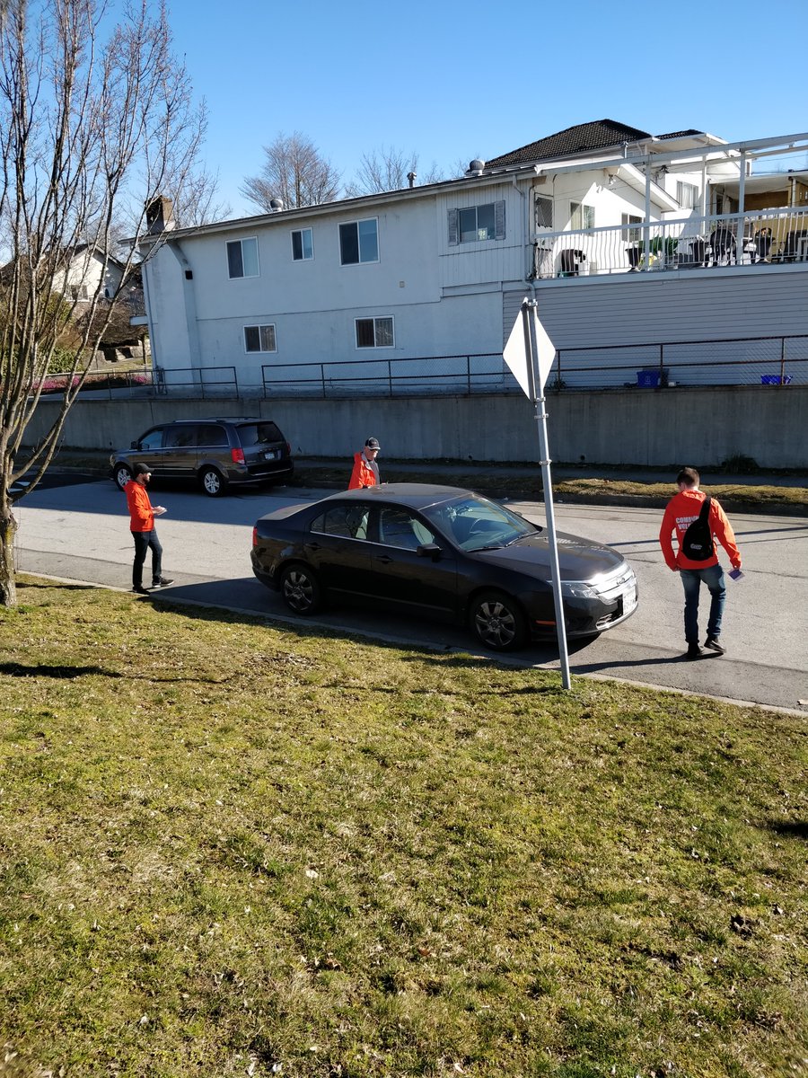 HastingsCPC's tweet photo. Our #volunteers are out getting a lot of #Suncouver in the #HastingsSunrise #eastvillagevan #community!  Painting out #graffitti at our nearby #Vancouver @VPL and #communitypolicing our #eastvan #neighbourhood! https://t.co/vtJcOEuSlI